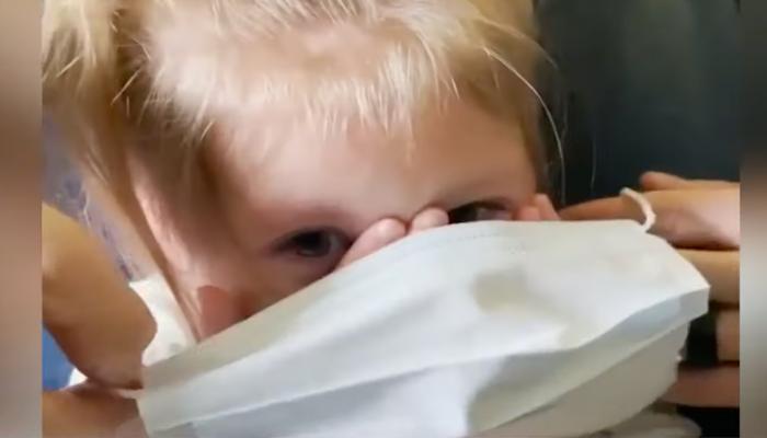 فيديو.. “كمامة طفل” تحول رحلة عائلة أمريكية على طائرة لمأساة