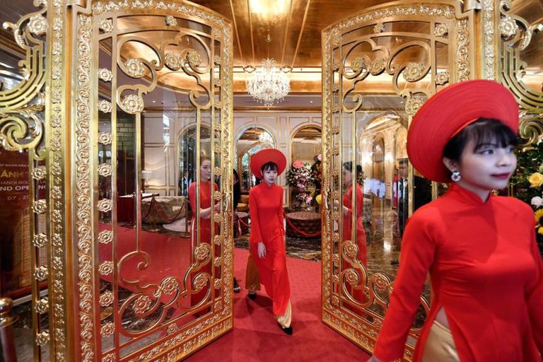 موظفوا استقبال فندق quot;دولسي جولدن هانويquot; في فيتنام، أول فندق مطلي بالذهب في العالم 