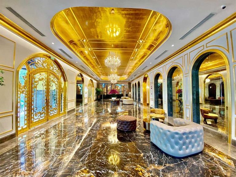أبواب وحوائط فندق quot;دولسي جولدن هانويquot; في فيتنام، أول فندق مطلي بالذهب في العالم 