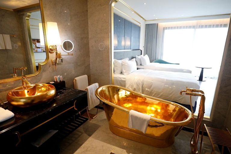 أحواض وبانيو الاستحمام مطلية بالذهب في فندق quot;دولسي جولدن هانويquot; في فيتنام، أول فندق مطلي بالذهب في العالم 