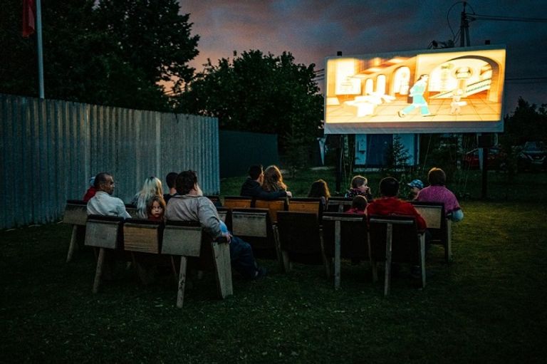عرض سينمائي في الهواء الطلف في ألياوخوفو في 18 يوليو في إرمولينو على بعد 50 كيلومتراً من موسكو