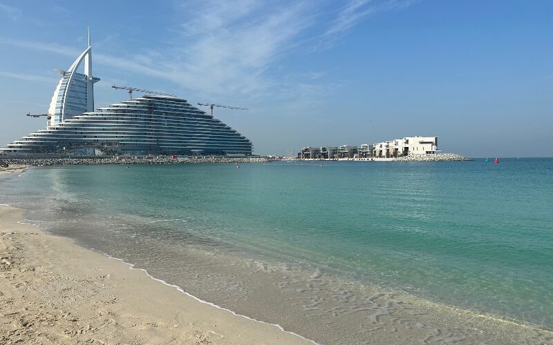 شاطئ أم سقيم في دبي: أهم الأنشطة، المرافق، والمزيد!
