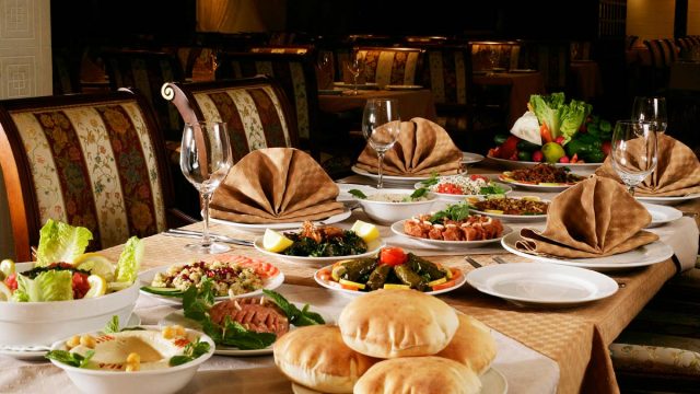 تناول أشهى المأكولات العربية