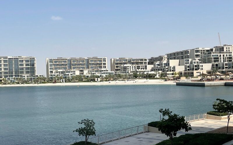 شاطئ الراحة ابوظبي: أهم الأنشطة، المرافق، والمزيد!