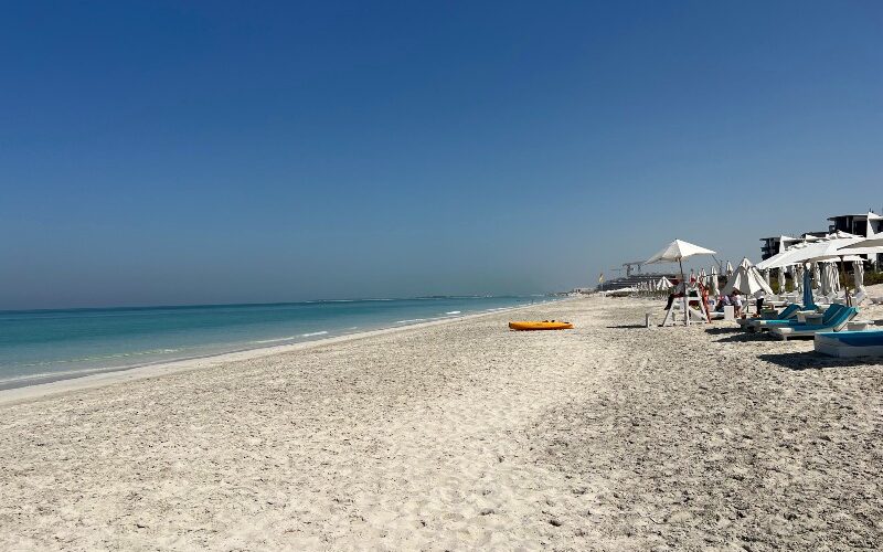 شاطئ السعديات بأبو ظبي: أهم الأنشطة، أسعار التذاكر، والمزيد!