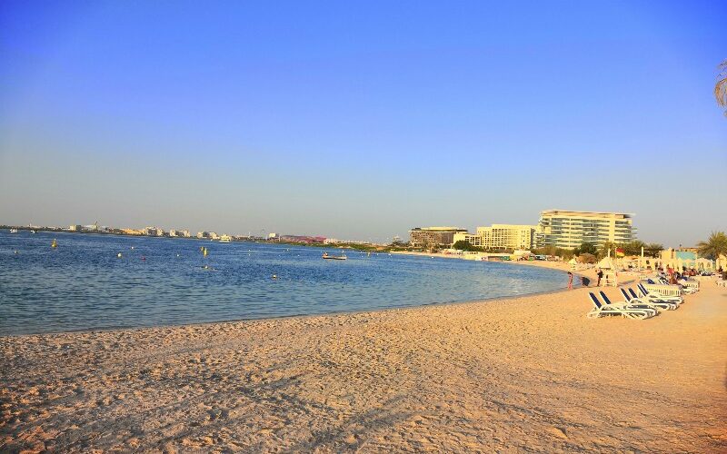 شاطئ ياس ابوظبي: أهم الأنشطة، أسعار التذاكر، والمزيد!