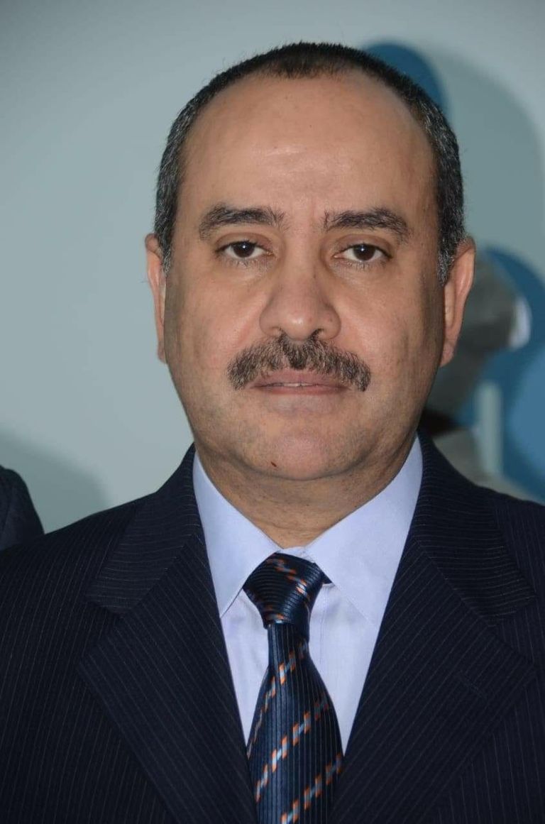 الطيار محمد منار عنبة وزير الطيران المدني المصري