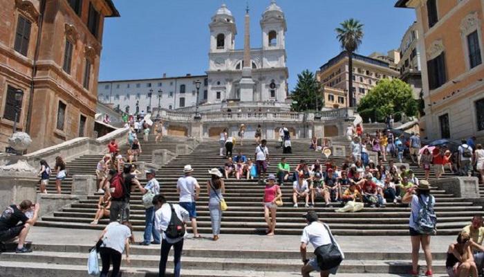 400 يورو غرامة على سياح في روما بسبب “السلالم”