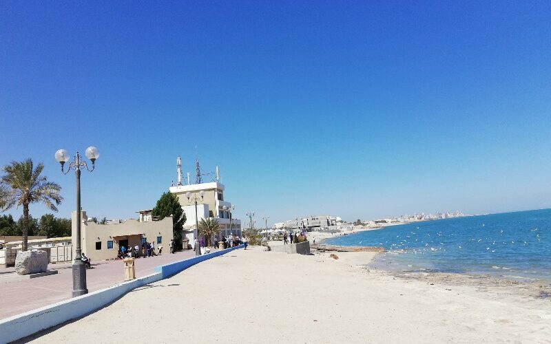 شاطئ انجفه الكويت: أهم الأنشطة، المرافق الترفيهية، والخدمات