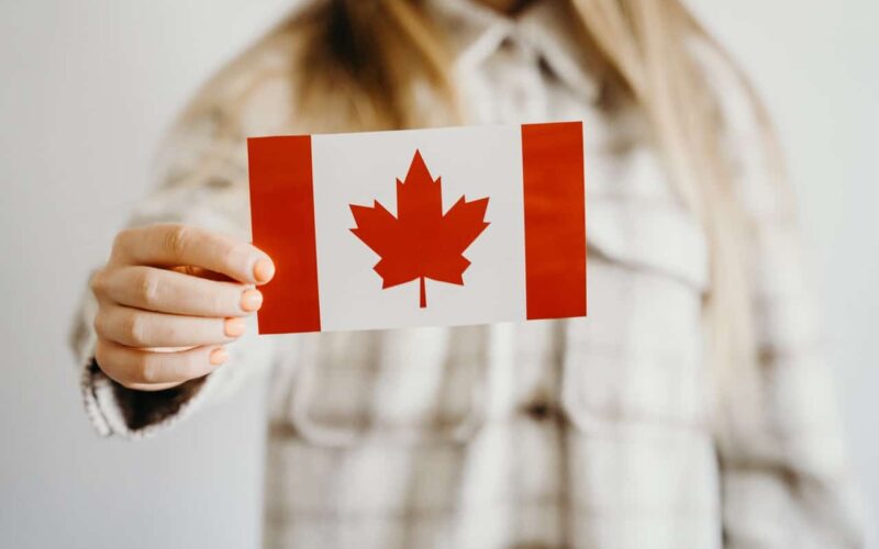 طريقة الهجرة إلى كندا بدون عقد عمل