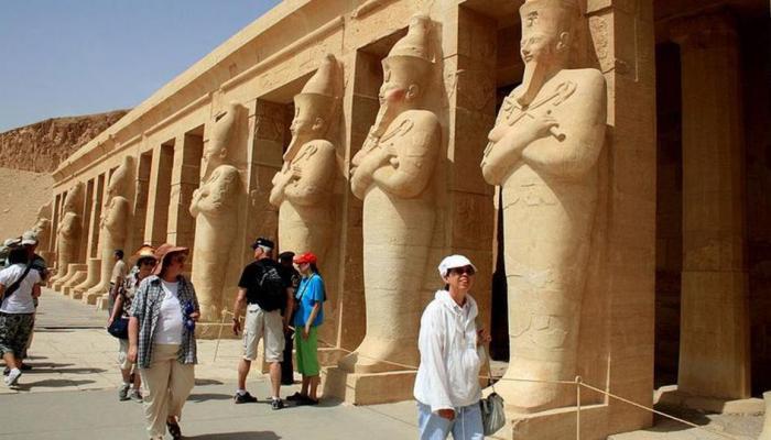 عروض المظلات تنعش سياحة المغامرات فوق معابد الأقصر المصرية