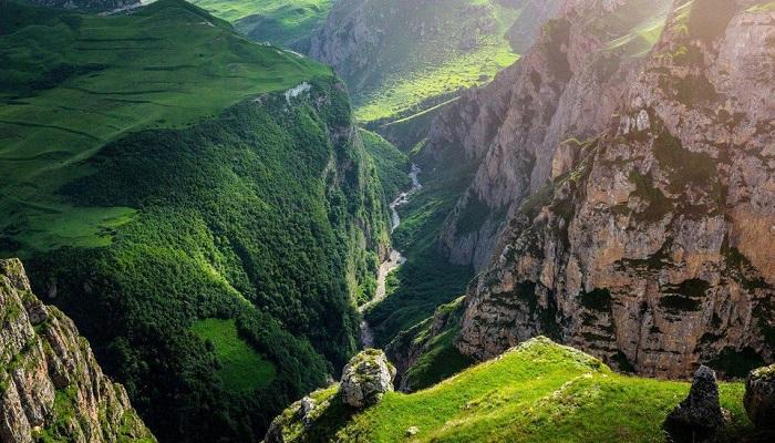 بين التاريخ والطبيعة و”جبل النار”.. 5 مشاهد لن تراها إلا في أذربيجان