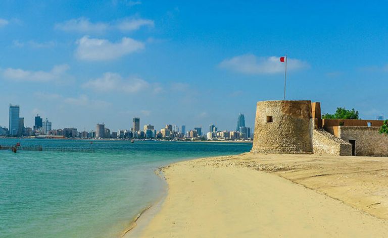 شاطئ كرباباد أحد أجل شواطئ البحرين السياحية