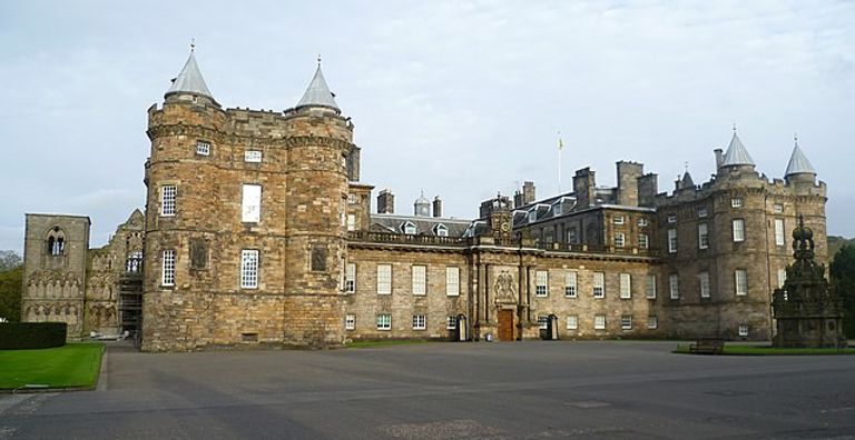 قصر هوليرود أحد أماكن السياحة في إدنبرة