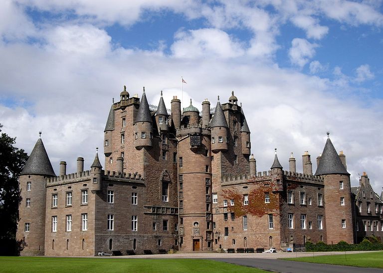 قلعة جلاميس أحد أماكن السياحة في إسكتلندا