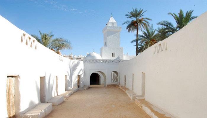 الجامع العتيق.. 14 قرنا من التاريخ في قلب الصحراء الليبية