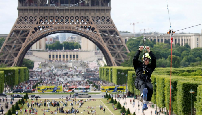 بالفيديو والصور.. أجرأ قفزة لمشاهدة معالم باريس السياحية من السماء
