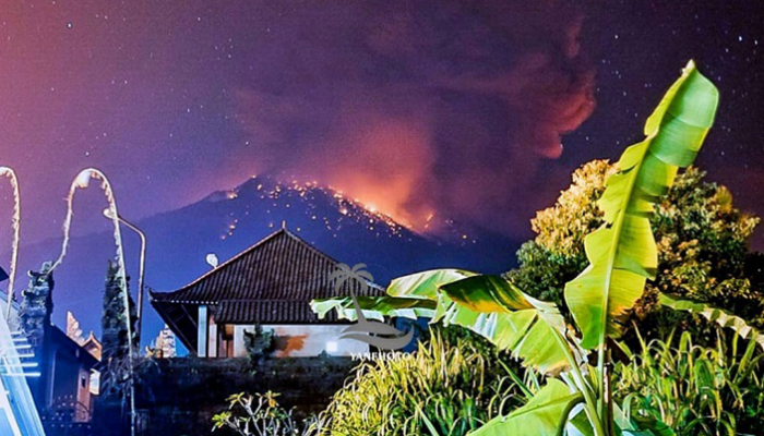 ثورة بركان في جزيرة “بالي” الإندونيسية تلغي رحلات طيران