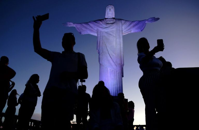 تمثال المسيح الفادي المطل على ريو دي جانيرو بالبرازيل