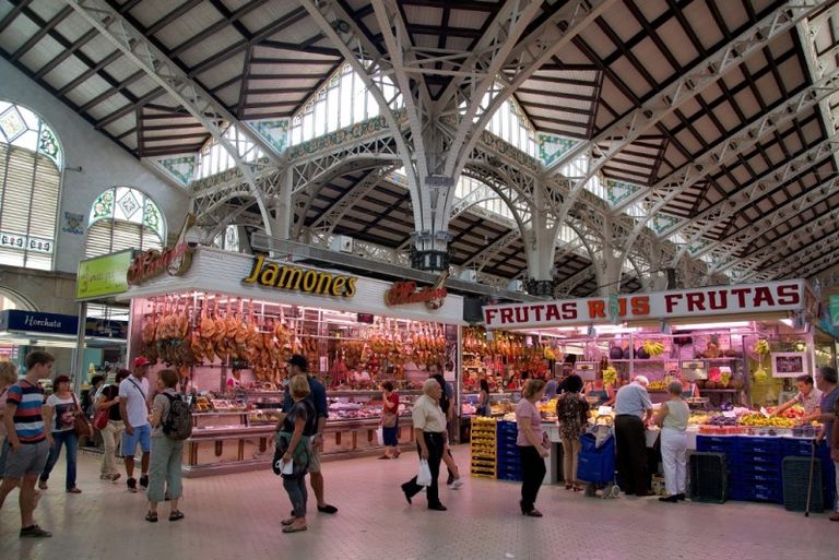 السوق المركزي أحد أماكن السياحة في فالنسيا