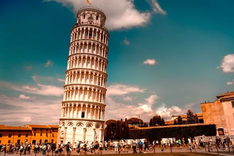 برج بيزا أحد أماكن السياحة في إيطاليا