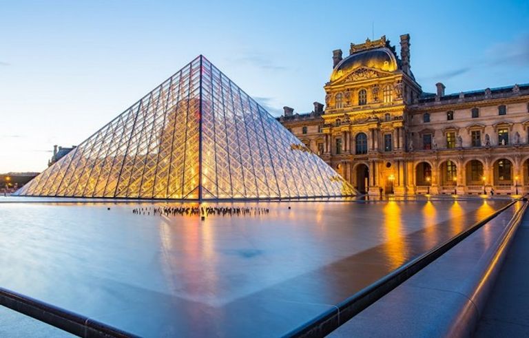 متحف اللوفر أحد أماكن السياحة في باريس