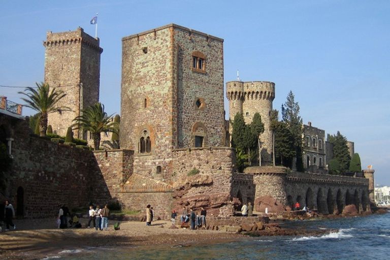  قلعة لا كاستر أحد أماكن السياحة في كان