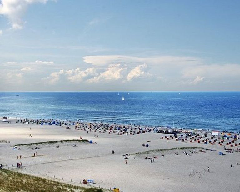 شاطئ لوبمين أحد شواطئ ألمانيا السياحية
