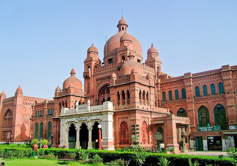 متحف لاهور أحد أماكن السياحة في لاهور باكستان