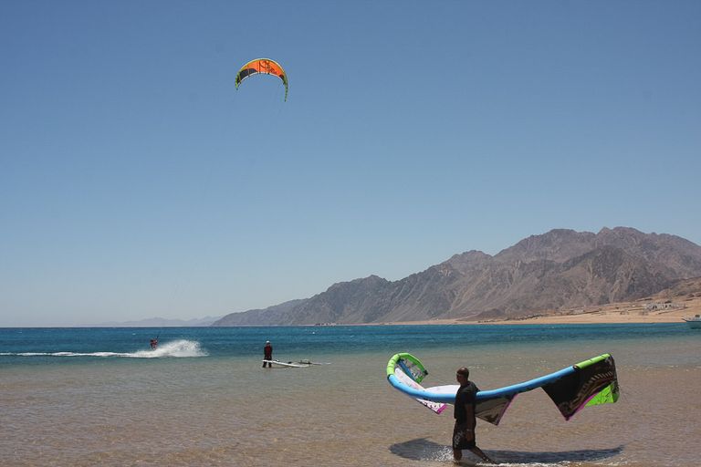 ركوب الأمواج بالطائرة الورقية من أهم الأنشطة السياحية في دهب