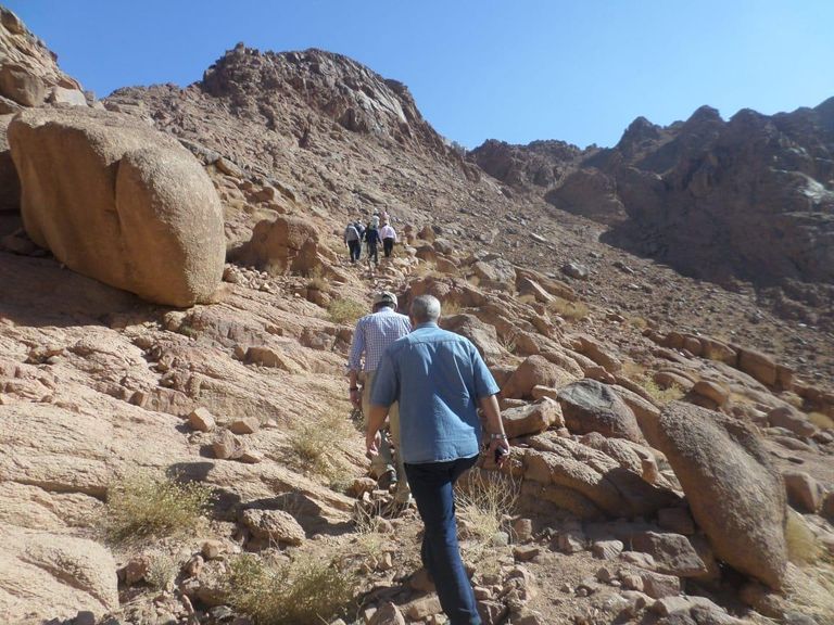 التنزه في جبل سيناء عند الشروق من أهم الأنشطة السياحية في دهب