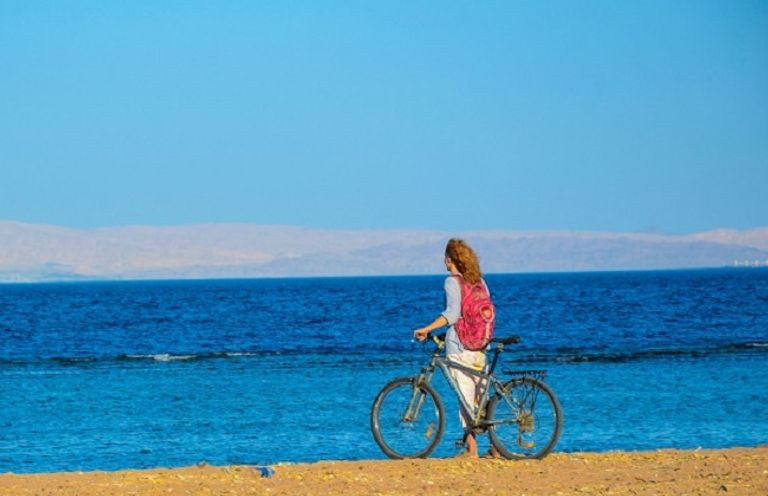 ركوب الدراجات على الشاطئ من أهم الأنشطة السياحية في دهب