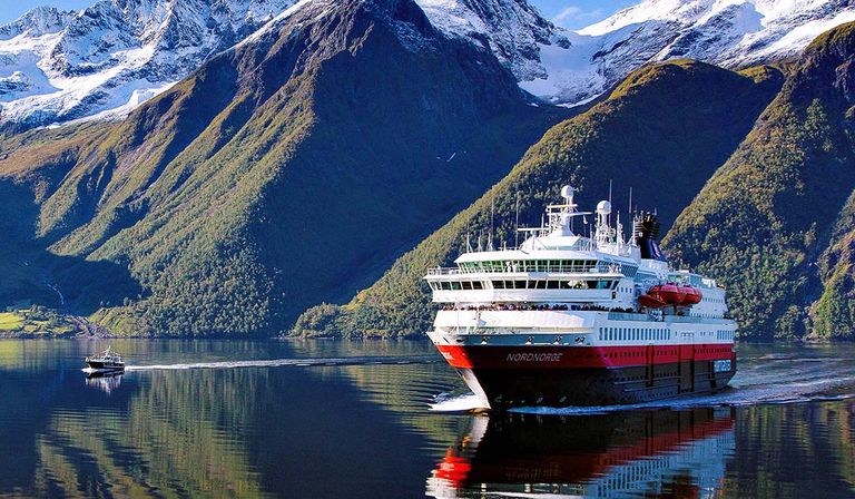 الإبحار عبر المضايق النرويجية أحد أجمل الرحلات البحرية في العالم