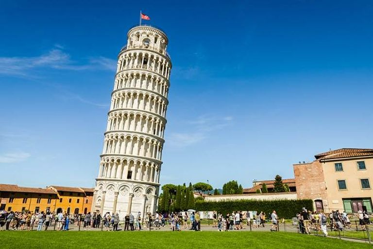 ما هي عوامل الجذب السياحي التي بجوار برج بيزا؟