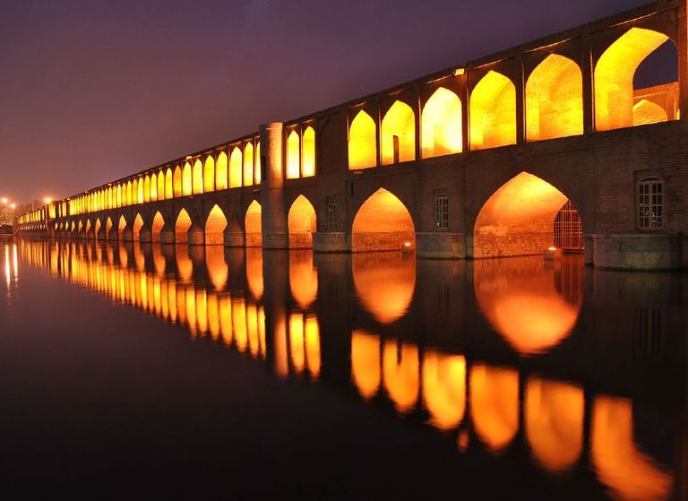 جسر خاجو في إيران أحد أجمل جسور العالم