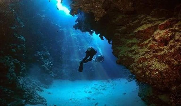 الغوص في الثقب الأزرق من أهم الأنشطة السياحية في دهب