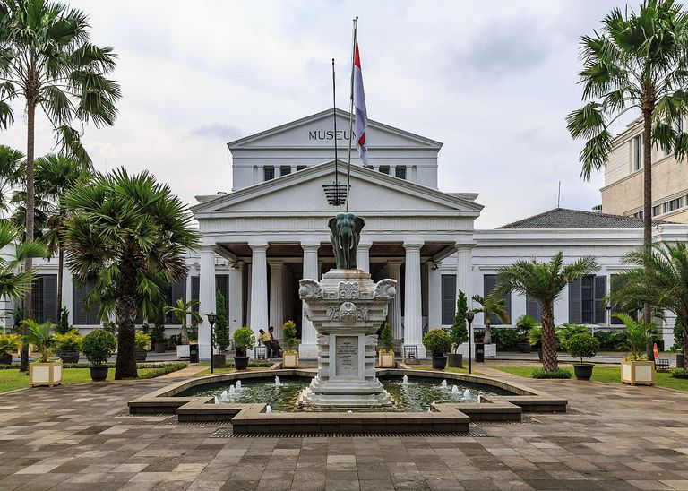 موناس والمتحف الوطني الإندونيسي أحد الأماكن السياحية في جاكرتا