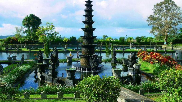 حديقة quot;Tirtagganga Water Palacequot; أحد أماكن السياحة في إندونيسيا للعوائل