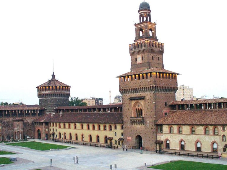 قلعة سفورزيسكو أحد أماكن السياحة في ميلانو
