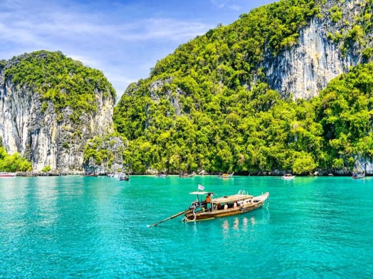 جزيرة بوكيت أحد أماكن السياحة في تايلاند للشباب