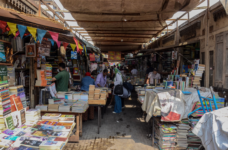 سوق الأزبكية أحد أماكن التسوق في مصر