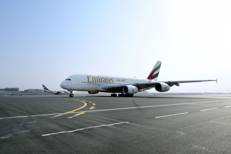 طائرة طيران الإمارات العملاقة الإيرباص العملاقة A380 خلال اسقبالها بمطار القاهرة