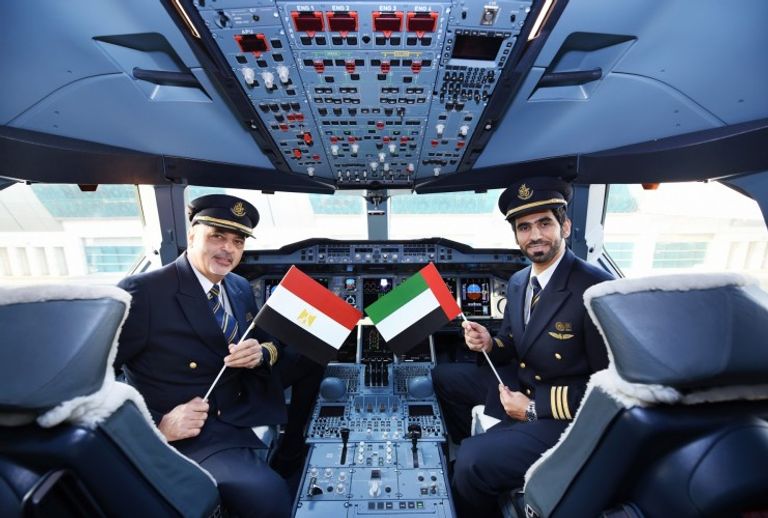 قاد الطائرة القبطان المصري هشام عساوي ومساعده الضابط أول الإماراتي عبد الله اليماحي