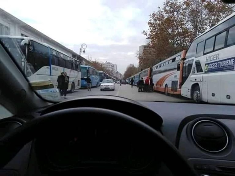 حافلات في الجزائر العاصمة متجهة إلى تونس