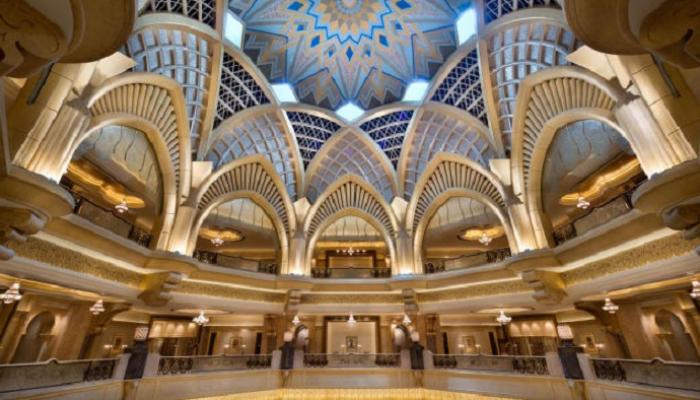 “سي إن إن”: قصر الإمارات تحفة تتزين بأسقف ذهبية وألف ثرية كريستالية