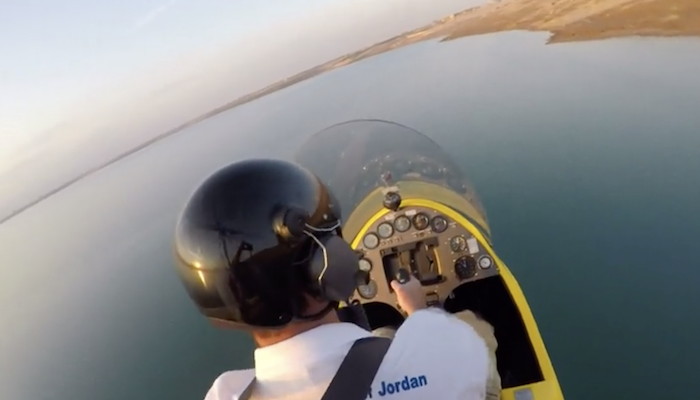 بالصور.. طائرة “الجيركوبتر” تتيح للسائحين رؤية البحر الميت من أعلى