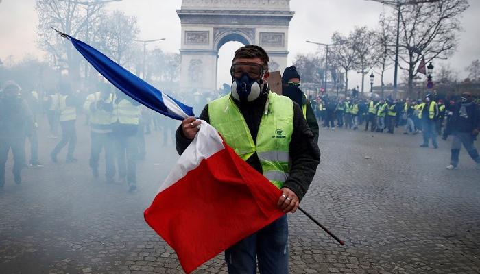 الاحتجاجات تغلق المزارات السياحية في باريس