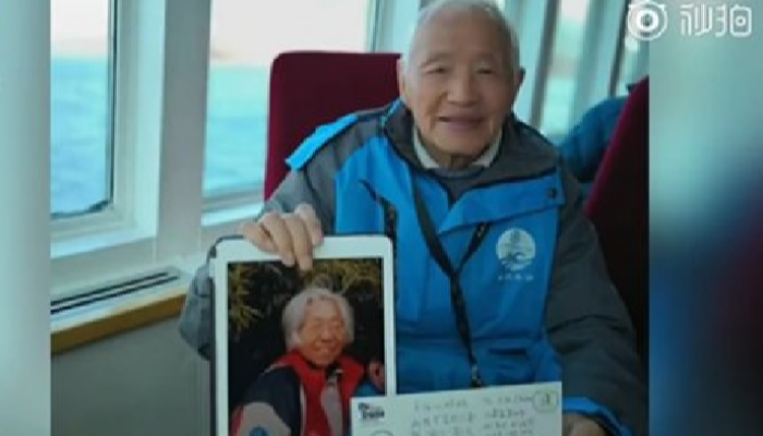 “عجوز وفي”.. صيني يحقق حلم زوجته المتوفية بالسفر للقارة القطبية بصحبة صورتها