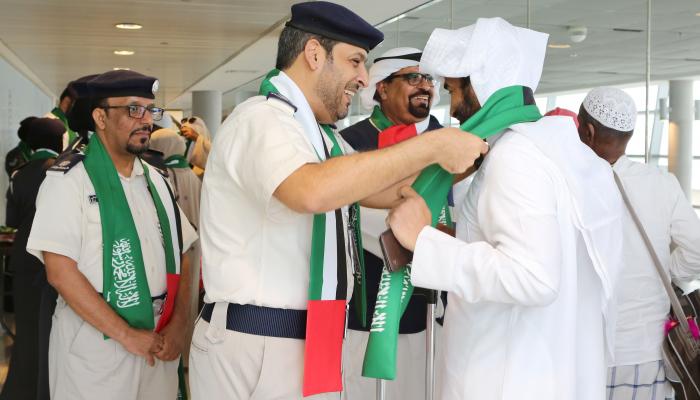 شرطة أبوظبي تستقبل السعوديين بالورود والأعلام احتفاء بيومهم الوطني