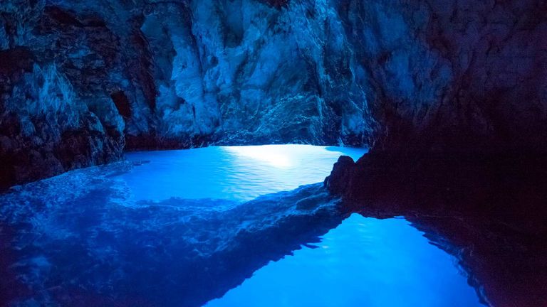 جزيرة بيسيفو والكهف الأزرق من ضمن أفضل أماكن السياحة في جزيرة فيس